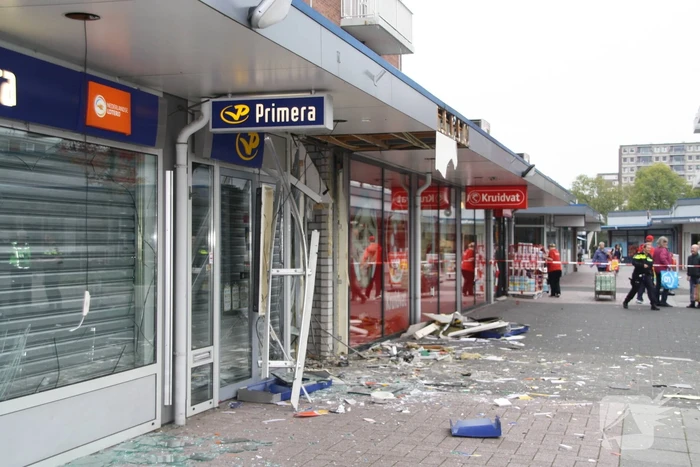 Enorme ravage bij daglicht plofkraak ING-bank