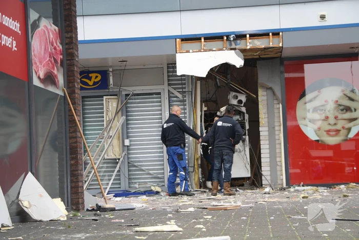 Enorme ravage bij daglicht plofkraak ING-bank