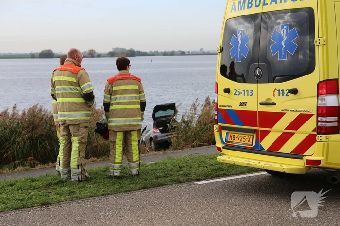 Automobilist raakt van de weg belandt in Eemmeer