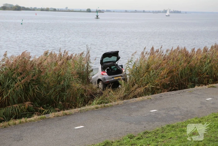 Automobilist raakt van de weg belandt in Eemmeer
