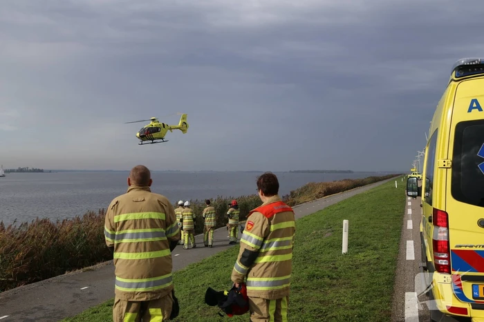 Automobilist raakt van de weg belandt in Eemmeer