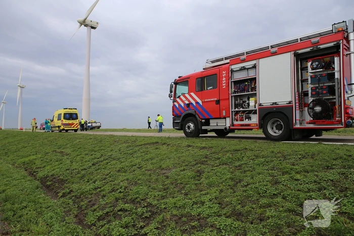 Automobilist raakt van de weg belandt in Eemmeer