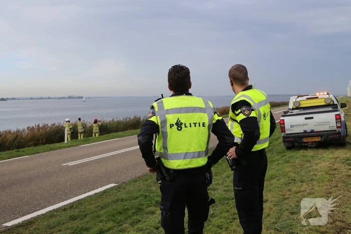 Automobilist raakt van de weg belandt in Eemmeer