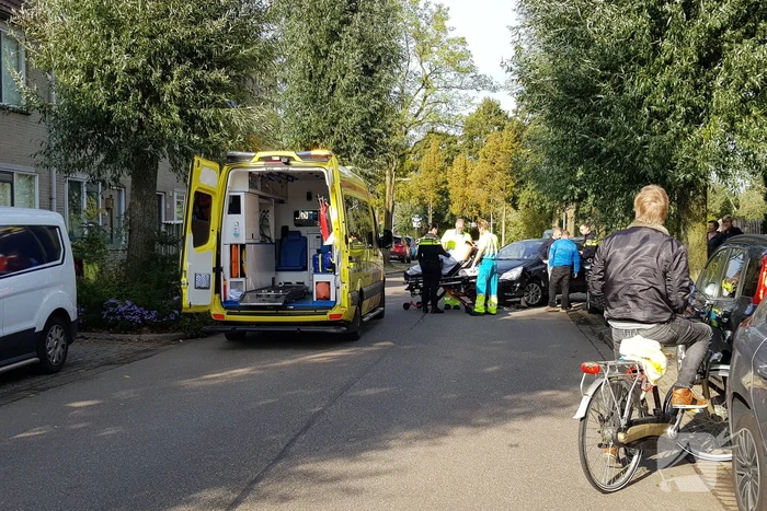 Automobilist ziet scooterrijdster over het hoofd bij verlaten parkeervak