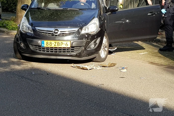 Automobilist ziet scooterrijdster over het hoofd bij verlaten parkeervak