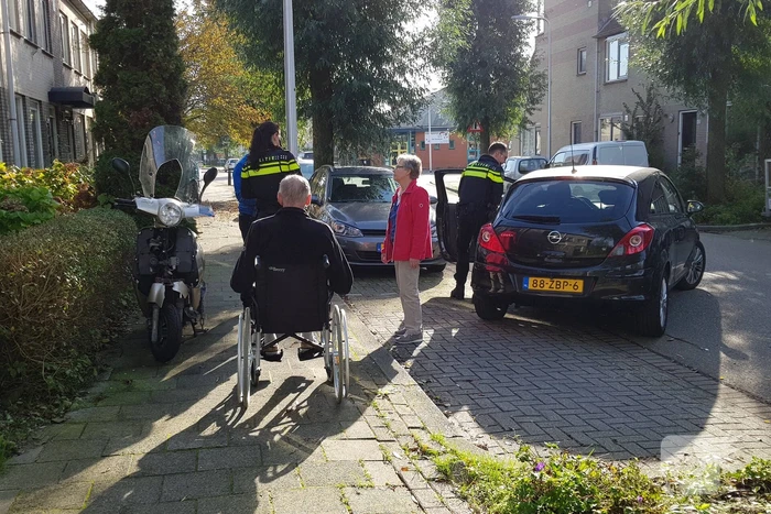 Automobilist ziet scooterrijdster over het hoofd bij verlaten parkeervak