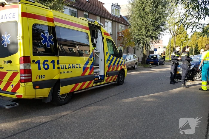 Automobilist ziet scooterrijdster over het hoofd bij verlaten parkeervak