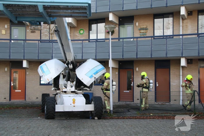 Motor van hoogwerker vliegt in brand