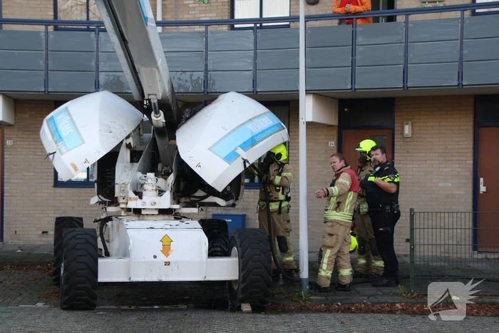 Motor van hoogwerker vliegt in brand