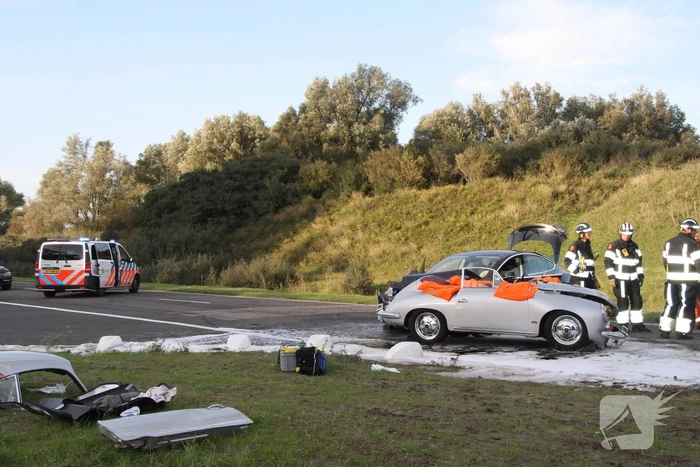 Inzittenden klassieke Porsche gewond bij frontale aanrijding