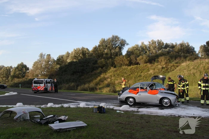 Inzittenden klassieke Porsche gewond bij frontale aanrijding