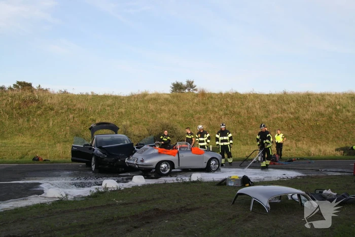 Inzittenden klassieke Porsche gewond bij frontale aanrijding