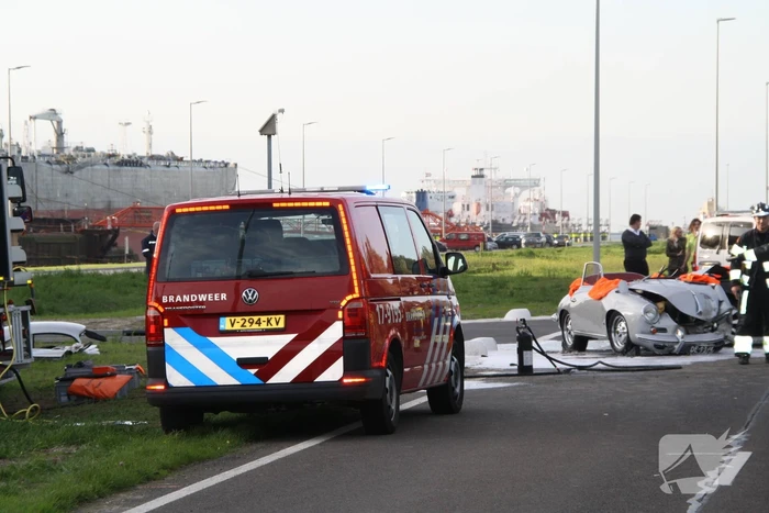 Inzittenden klassieke Porsche gewond bij frontale aanrijding