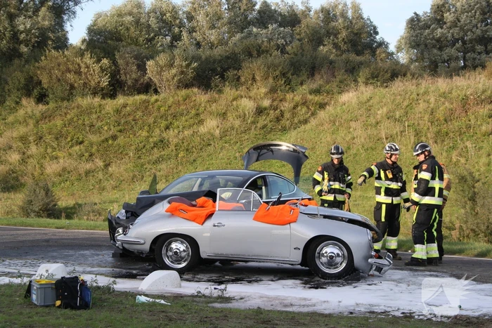 Inzittenden klassieke Porsche gewond bij frontale aanrijding