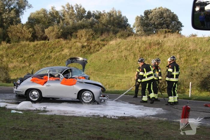 Inzittenden klassieke Porsche gewond bij frontale aanrijding