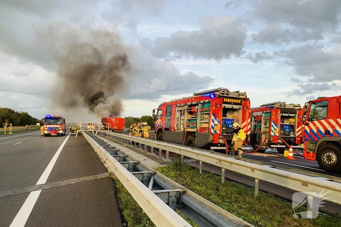 Vrachtwagen vliegt in brand na aanrijding, chauffeur overleden