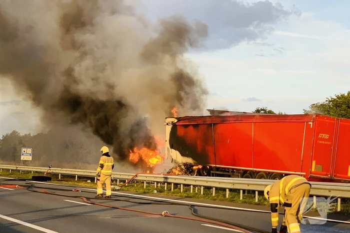 Vrachtwagen vliegt in brand na aanrijding, chauffeur overleden