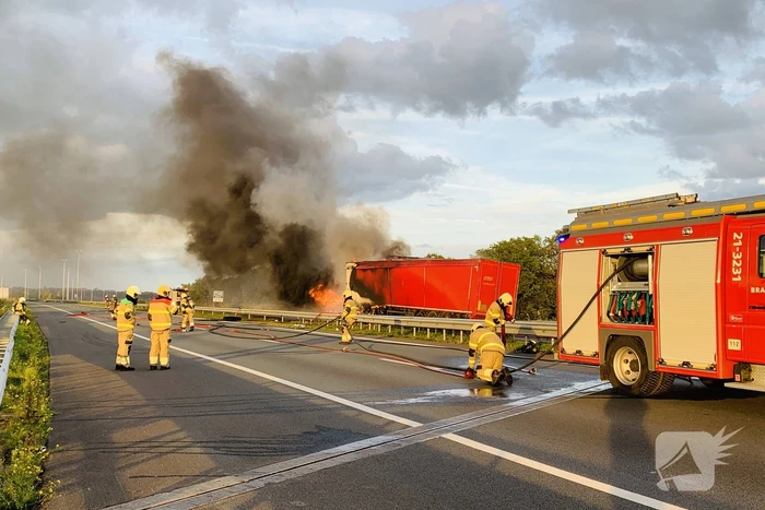 Vrachtwagen vliegt in brand na aanrijding, chauffeur overleden