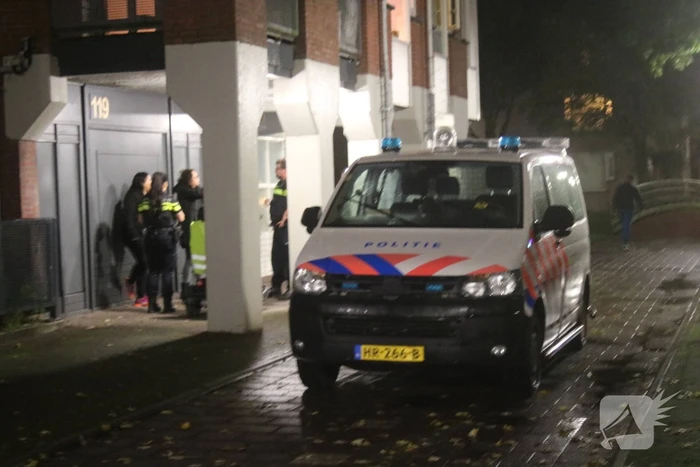 Jongeman op de vlucht na steekpartij wooncomplex