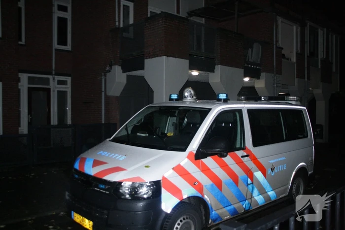 Jongeman op de vlucht na steekpartij wooncomplex