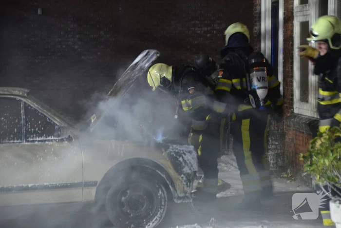 Auto verwoest na brand