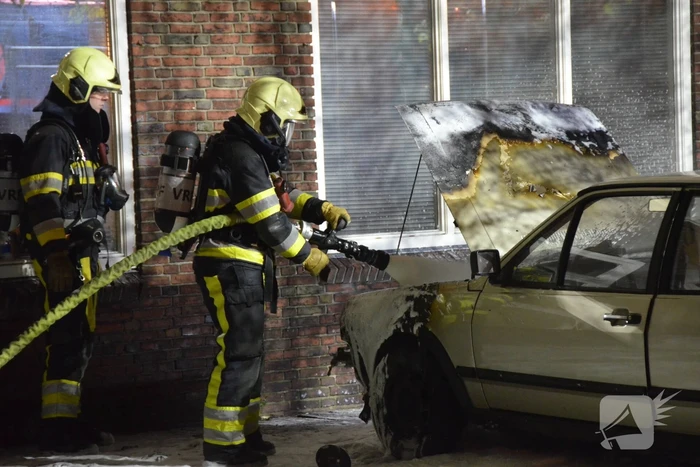 Auto verwoest na brand