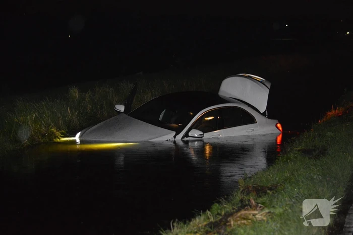 Automobilist rijdt met dure bolide de plomp in