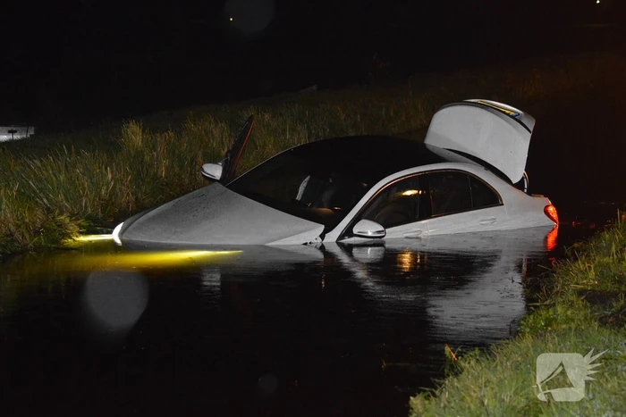 Automobilist rijdt met dure bolide de plomp in