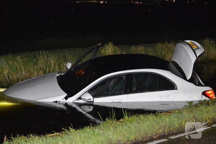 Automobilist rijdt met dure bolide de plomp in
