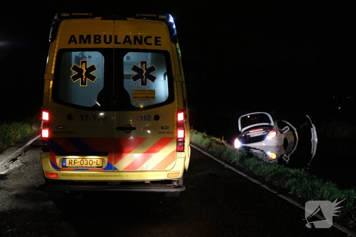Automobilist rijdt met dure bolide de plomp in