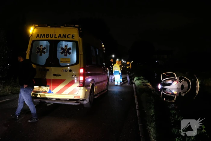 Automobilist rijdt met dure bolide de plomp in