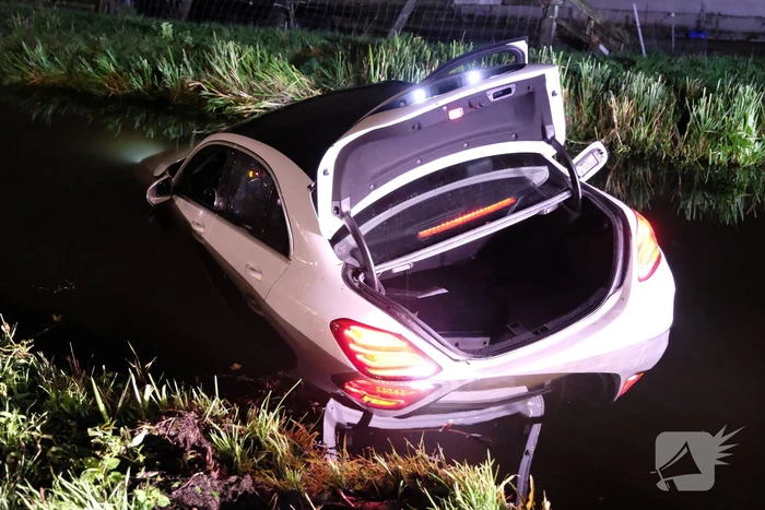 Automobilist rijdt met dure bolide de plomp in