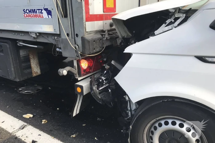 Ravage na botsing tussen vrachtwagen en meerdere voertuigen