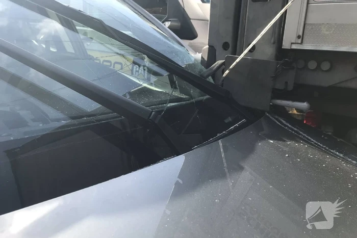 Ravage na botsing tussen vrachtwagen en meerdere voertuigen