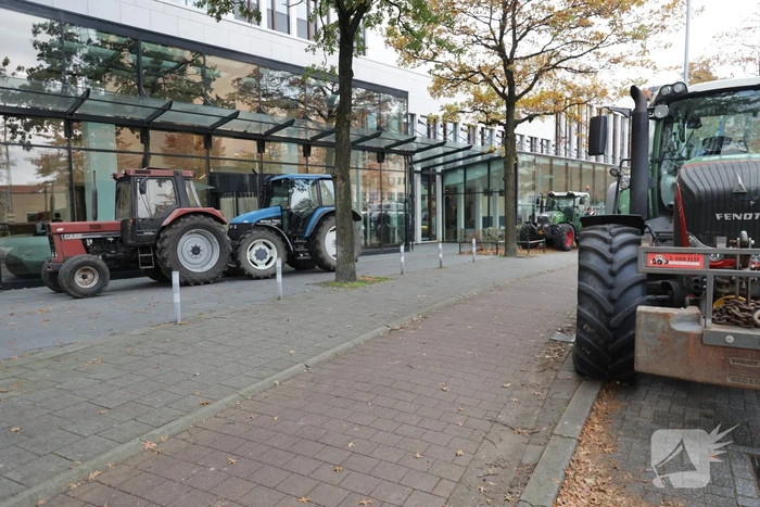 Ingang Friesland Campina door boeren geblokkeerd