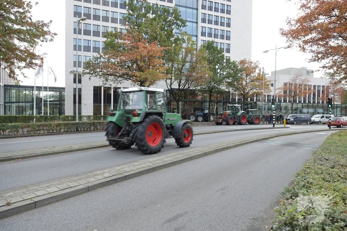 Ingang Friesland Campina door boeren geblokkeerd