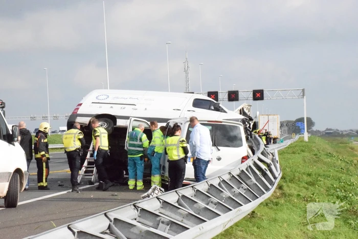 Bestelbus op zijn kant na aanrijding