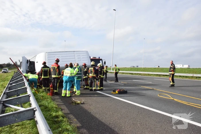 Bestelbus op zijn kant na aanrijding
