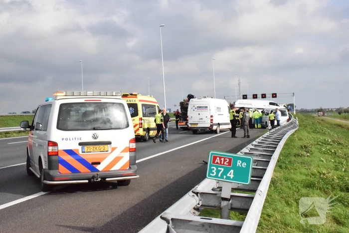 Bestelbus op zijn kant na aanrijding