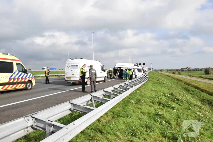 Bestelbus op zijn kant na aanrijding