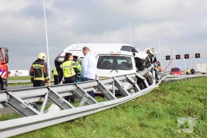 Bestelbus op zijn kant na aanrijding