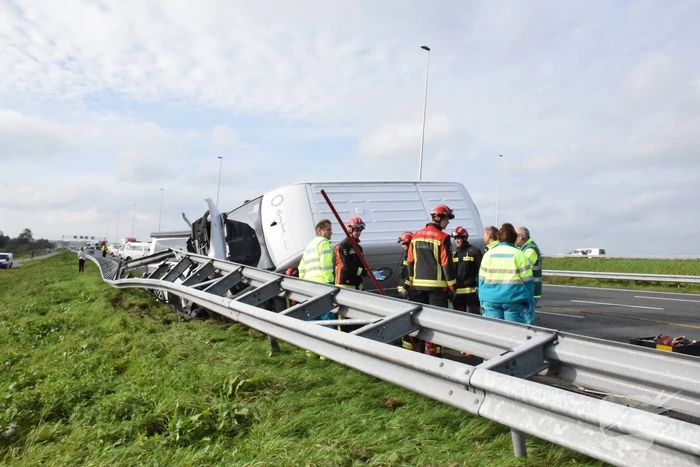 Bestelbus op zijn kant na aanrijding