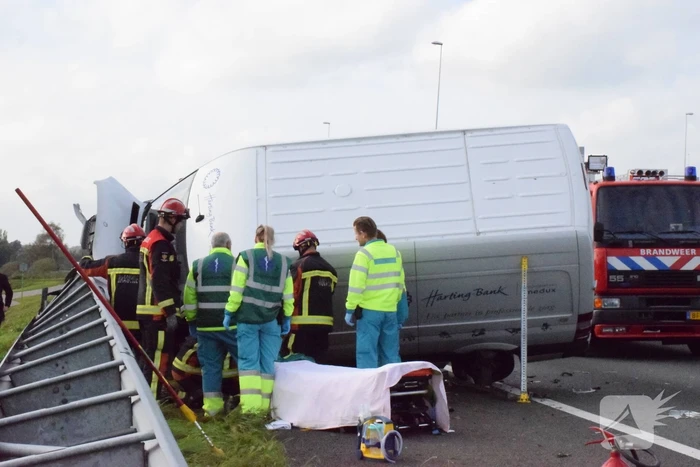 Bestelbus op zijn kant na aanrijding