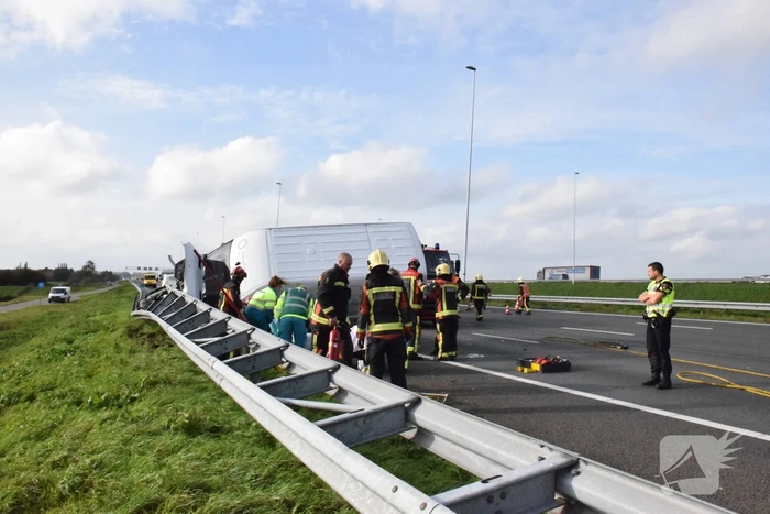 Bestelbus op zijn kant na aanrijding