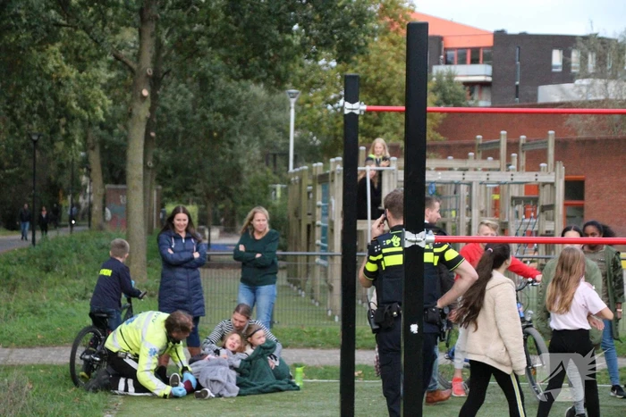 Meisjes aangereden, bestuurder scooter gevlucht