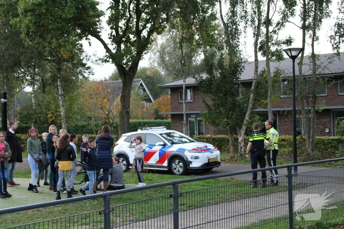 Meisjes aangereden, bestuurder scooter gevlucht