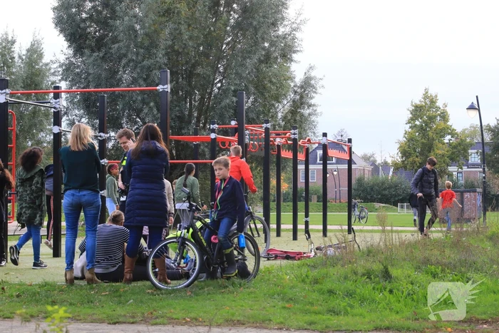 Meisjes aangereden, bestuurder scooter gevlucht