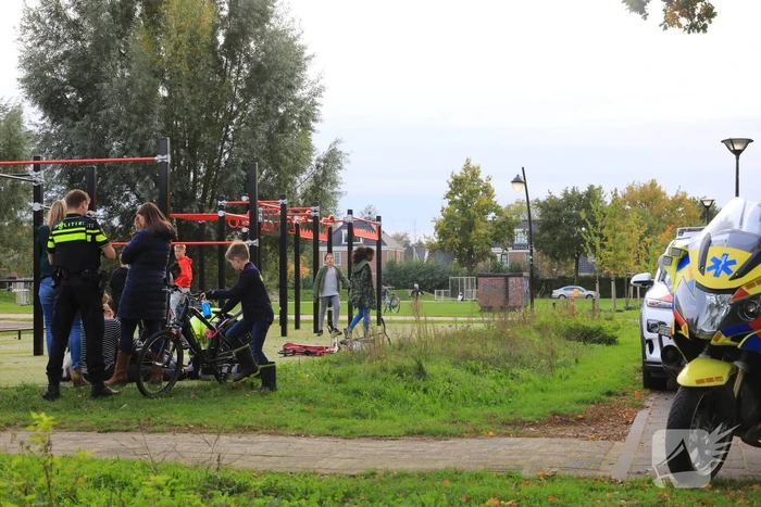 Meisjes aangereden, bestuurder scooter gevlucht