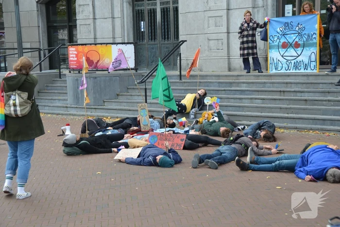 Extinction Rebellion demonstreert bij Rijksuniversiteit Groningen