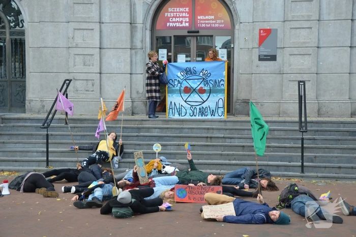 Extinction Rebellion demonstreert bij Rijksuniversiteit Groningen